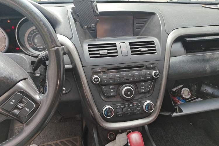 Used Bestune X80 2015 2.0L automatic luxury version Audio And AC Panel