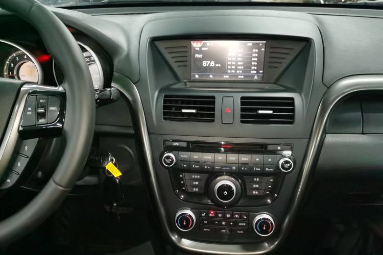 Used Bestune X80 2015 2.0L automatic luxury version Audio And AC Panel