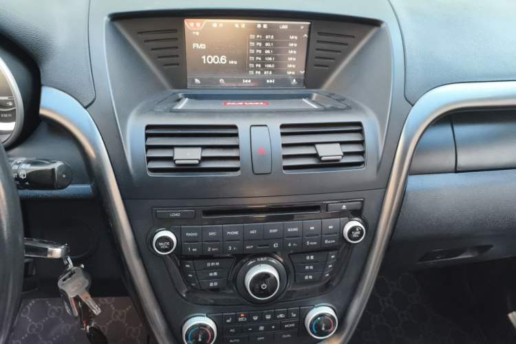 Used Bestune X80 2015 2.0L automatic luxury version Audio And AC Panel