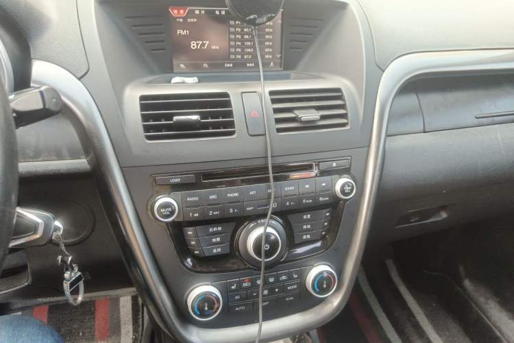 Used Bestune X80 2015 2.0L automatic luxury version Audio And AC Panel