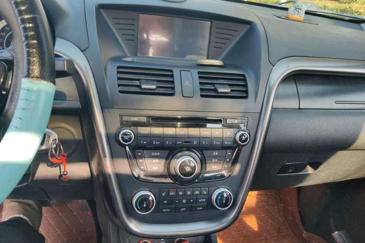 Used Bestune X80 2015 2.0L automatic luxury version Audio And AC Panel