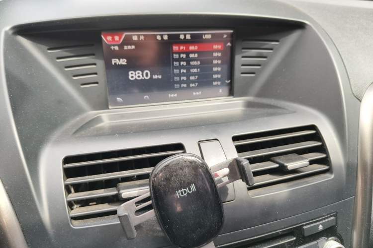Used Bestune X80 2015 2.0L automatic luxury version Audio And AC Panel