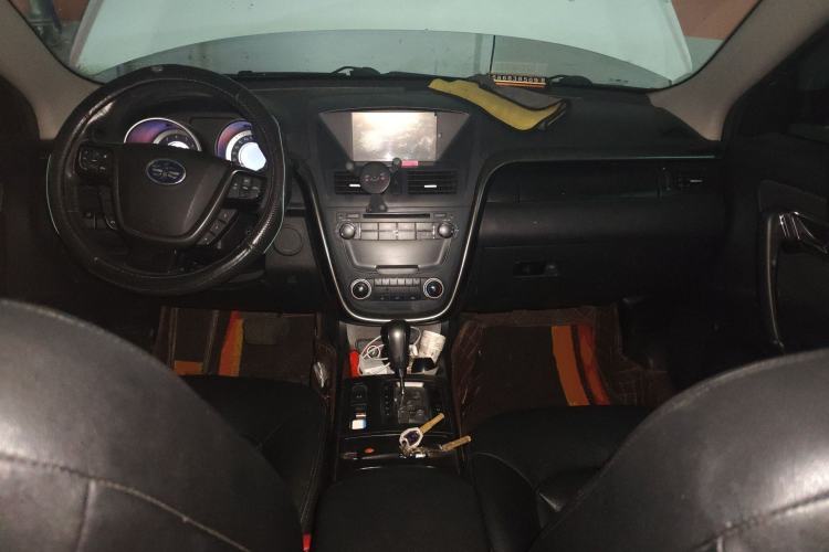 Used Bestune X80 2015 2.0L automatic comfort version Center Console