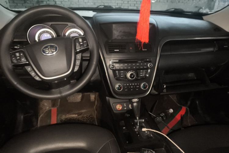 Used Bestune X80 2015 2.0L automatic luxury version Center Console