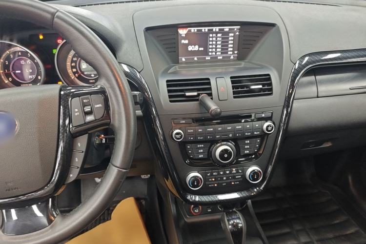 Used Bestune X80 2015 1.8T Automatic Sport Model Center Console