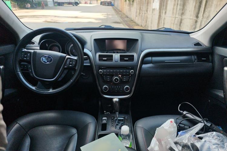 Used Bestune X80 2015 2.0L automatic luxury version Center Console