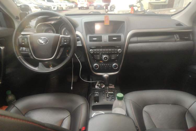 Used Bestune X80 2015 2.0L automatic luxury version Center Console