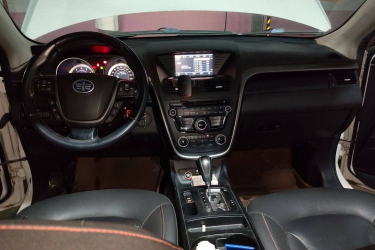Used Bestune X80 2015 1.8T Automatic Luxury Model Center Console
