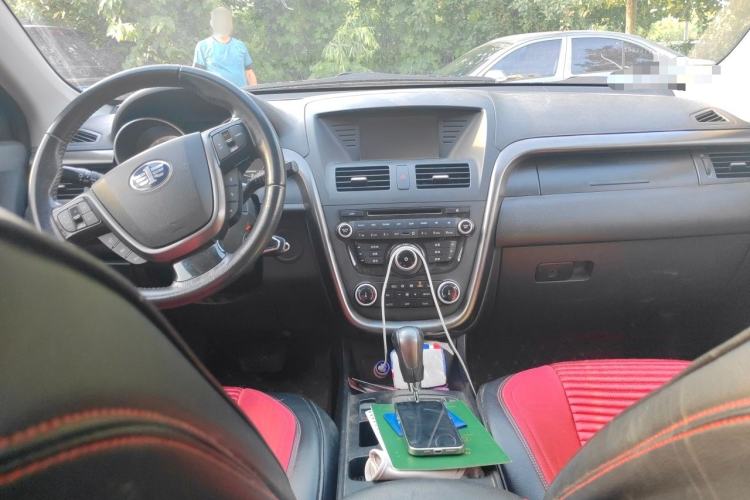 Used Bestune X80 2015 2.0L automatic luxury version Center Console