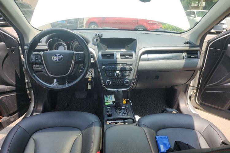 Used Bestune X80 2015 2.0L automatic luxury version Center Console