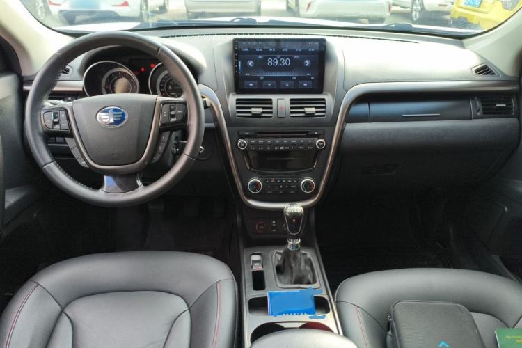 Used Bestune X80 2015 2.0L Manual Luxury Edition Center Console