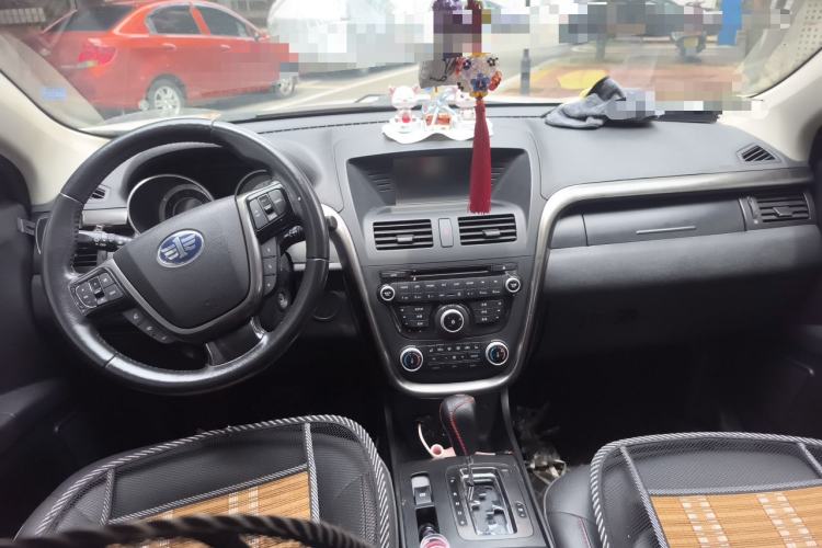 Used Bestune X80 2015 2.0L automatic luxury version Center Console