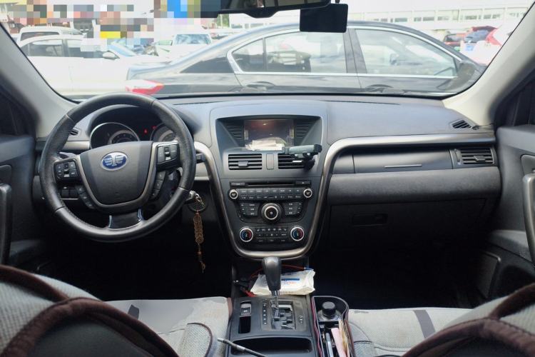 Used Bestune X80 2015 2.0L automatic luxury version Center Console