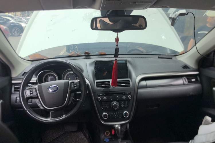 Used Bestune X80 2015 1.8T Automatic Luxury Model Center Console
