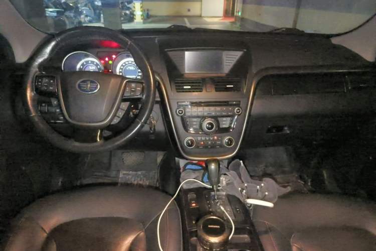 Used Bestune X80 2015 2.0L automatic luxury version Center Console