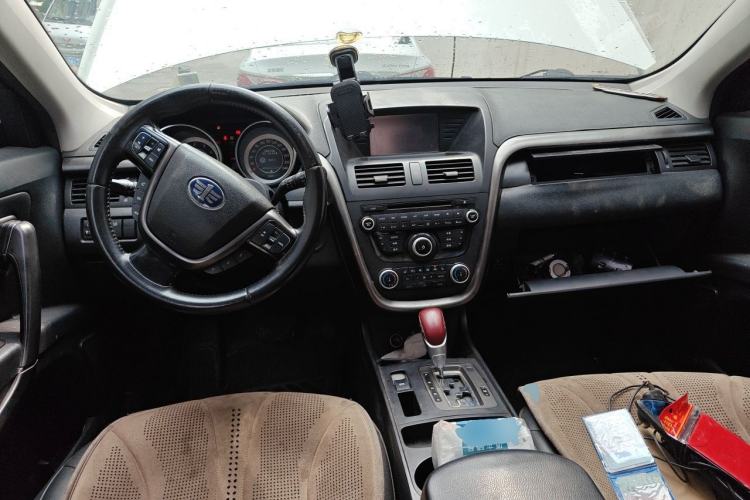 Used Bestune X80 2015 2.0L automatic luxury version Center Console