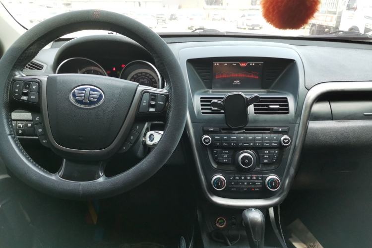 Used Bestune X80 2015 1.8T Automatic Luxury Model Center Console