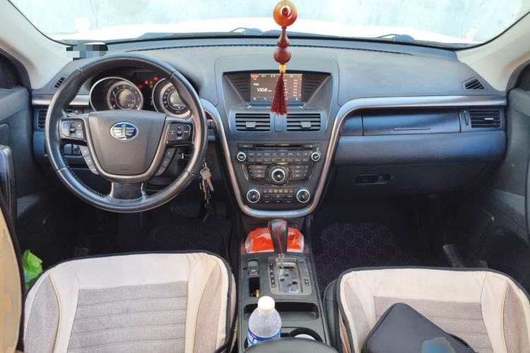 Used Bestune X80 2015 2.0L automatic luxury version Center Console