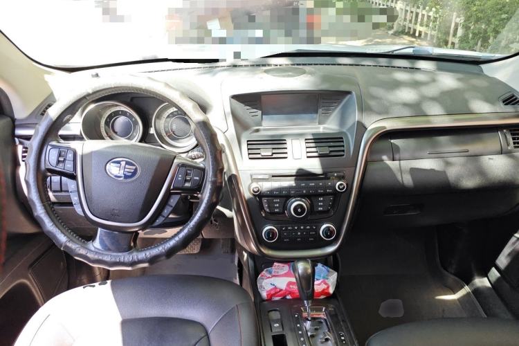 Used Bestune X80 2015 1.8T Automatic Luxury Model Center Console