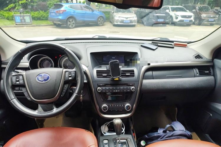 Used Bestune X80 2015 2.0L automatic comfort version Center Console