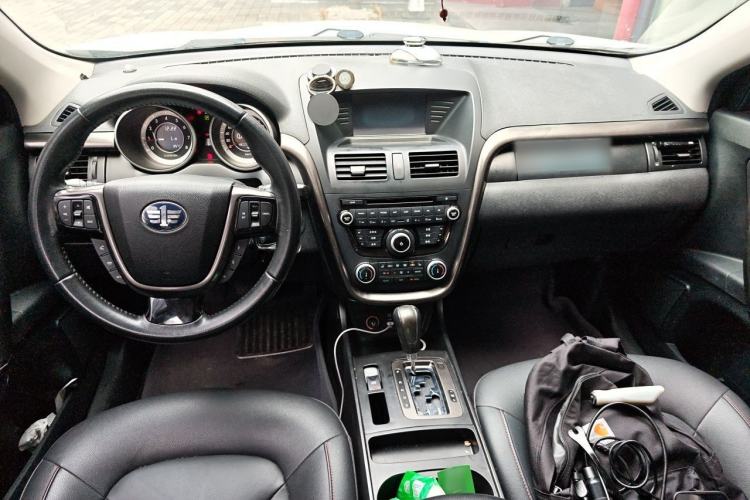 Used Bestune X80 2015 1.8T Automatic Luxury Model Center Console