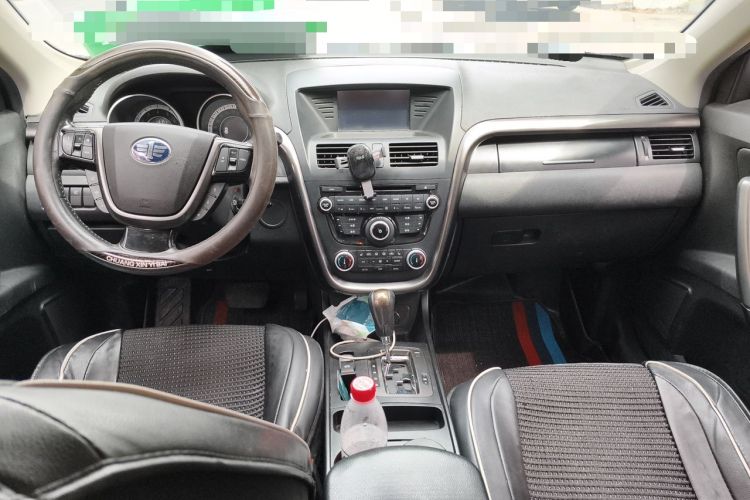 Used Bestune X80 2015 2.0L automatic luxury version Center Console