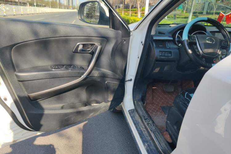Used Bestune X80 2015 2.0L automatic luxury version Driver Seat