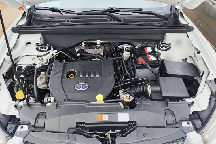 Used Bestune X80 2015 2.0L automatic comfort version Engine Bay