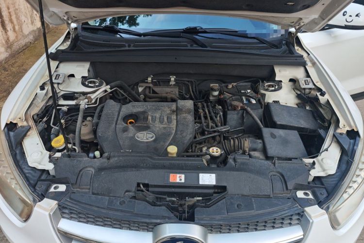 Used Bestune X80 2015 2.0L automatic luxury version Engine Bay