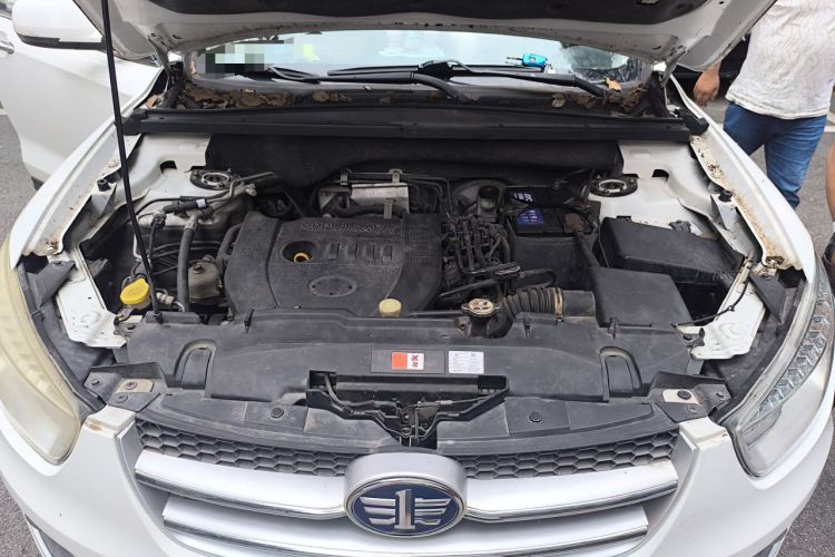 Used Bestune X80 2015 2.0L automatic luxury version Engine Bay