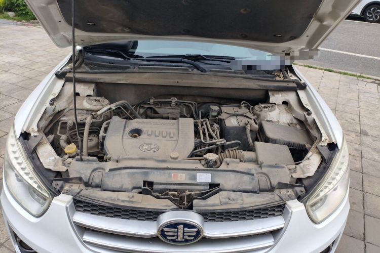Used Bestune X80 2015 2.0L automatic comfort version Engine Bay