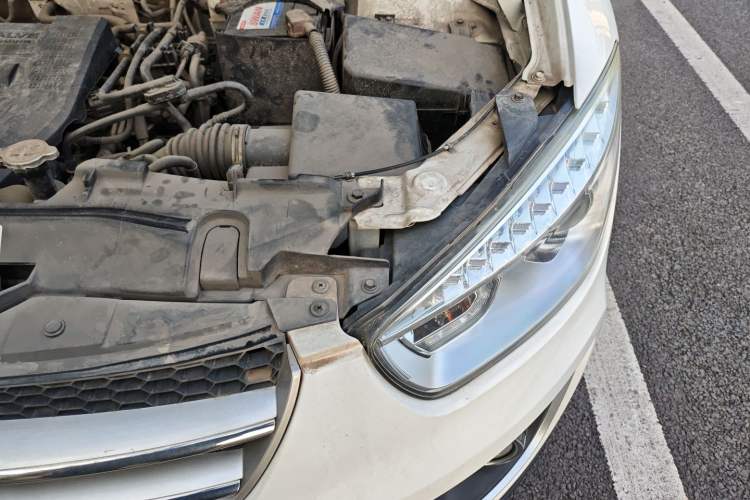 Used Bestune X80 2015 2.0L automatic luxury version Engine Bay Left
