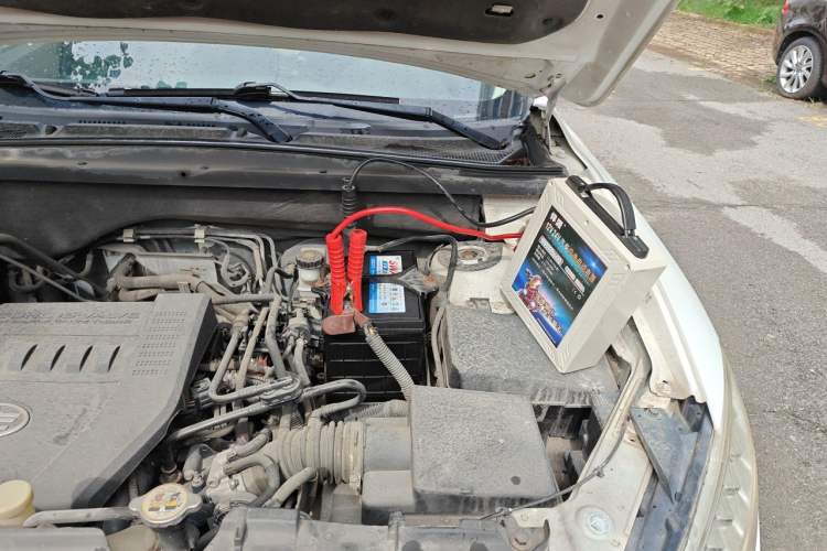 Used Bestune X80 2015 2.0L automatic luxury version Engine Bay Left