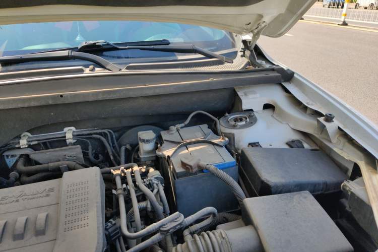 Used Bestune X80 2015 2.0L automatic luxury version Engine Bay Left