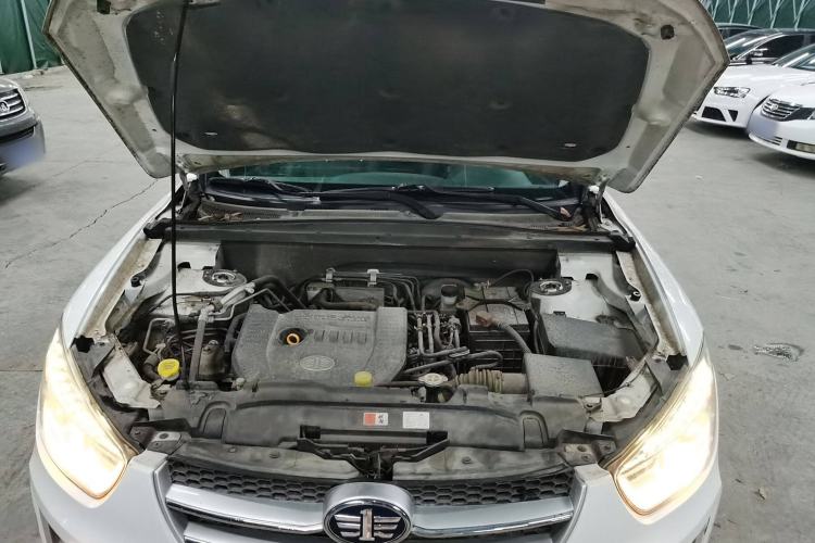 Used Bestune X80 2015 2.0L automatic luxury version Engine Bay