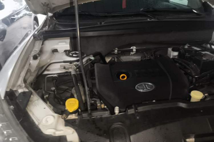 Used Bestune X80 2015 2.0L automatic luxury version Engine Bay Right