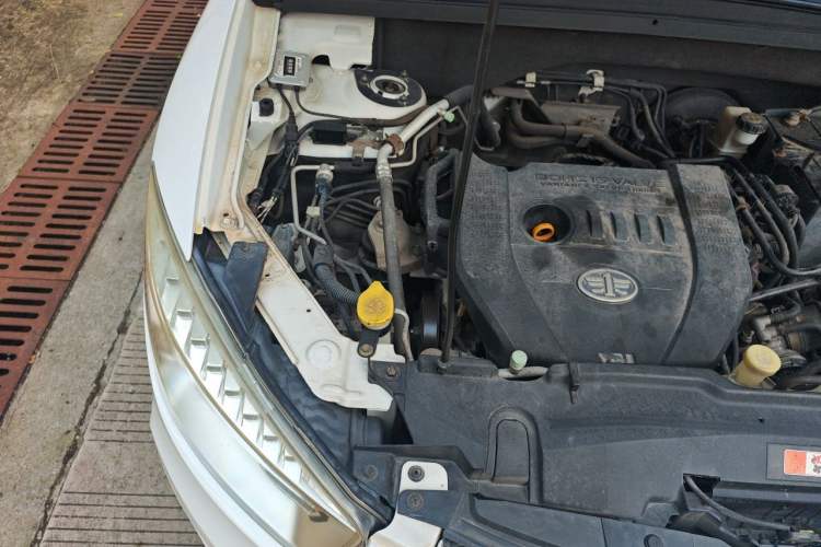 Used Bestune X80 2015 2.0L automatic luxury version Engine Bay Right