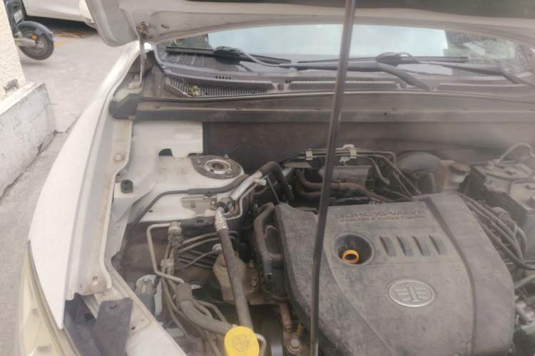 Used Bestune X80 2015 2.0L automatic luxury version Engine Bay Right