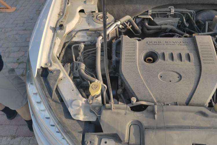 Used Bestune X80 2015 2.0L automatic luxury version Engine Bay Right