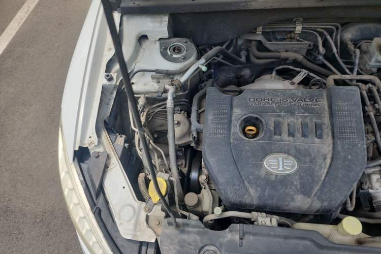 Used Bestune X80 2015 2.0L automatic luxury version Engine Bay Right