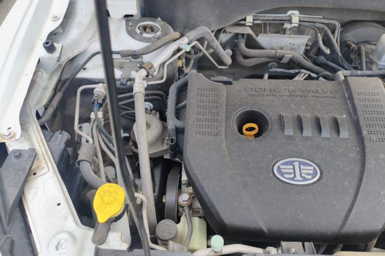 Used Bestune X80 2015 2.0L automatic luxury version Engine Bay Right