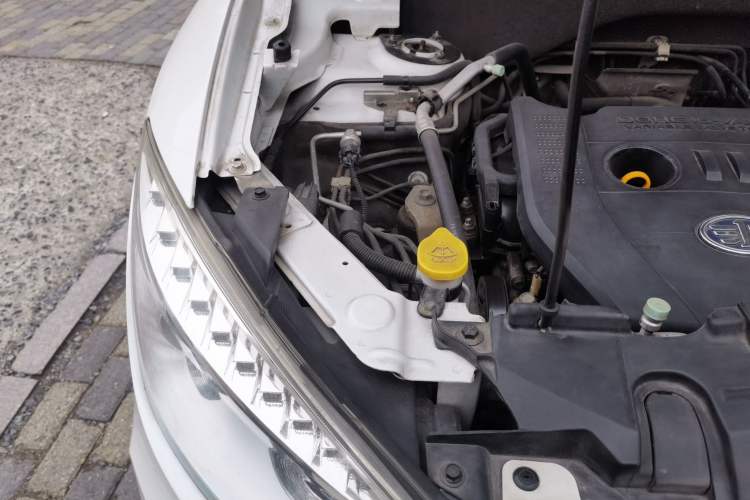 Used Bestune X80 2015 2.0L automatic comfort version Engine Bay Right