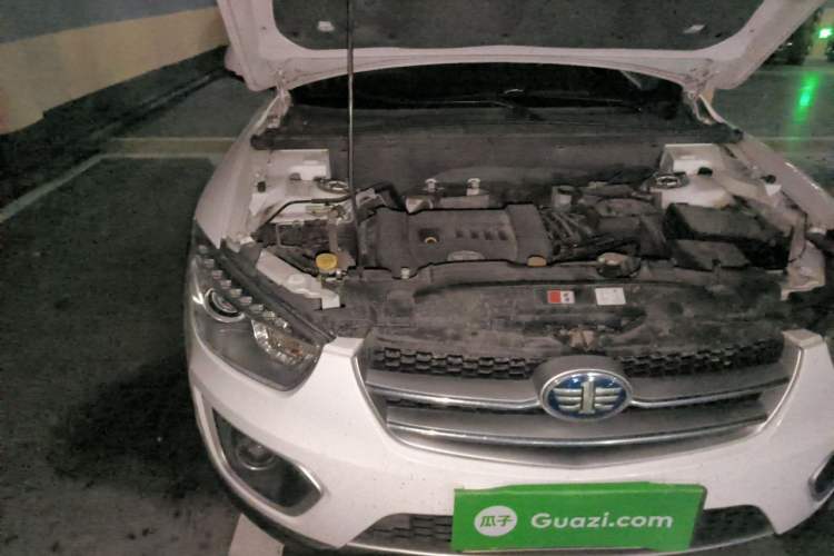 Used Bestune X80 2015 2.0L automatic luxury version Engine Bay Right