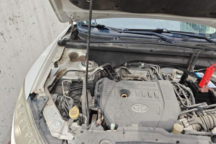 Used Bestune X80 2015 2.0L automatic luxury version Engine Bay Right