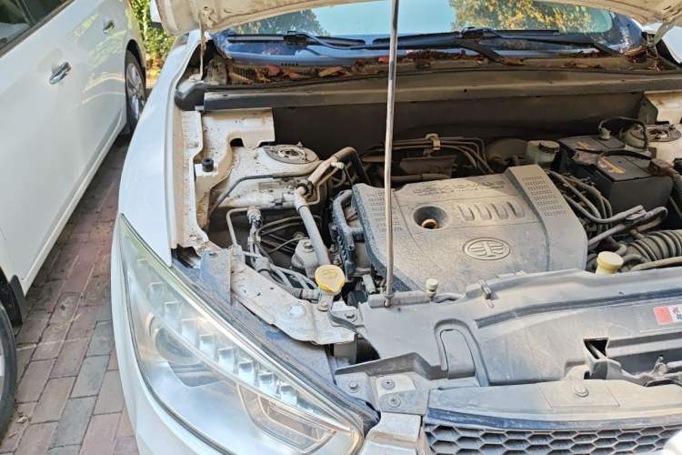 Used Bestune X80 2015 2.0L automatic comfort version Engine Bay Right