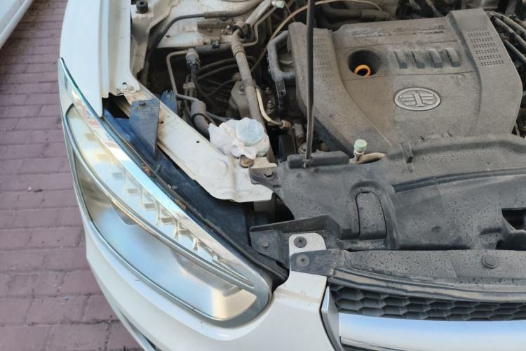 Used Bestune X80 2015 2.0L automatic luxury version Engine Bay Right