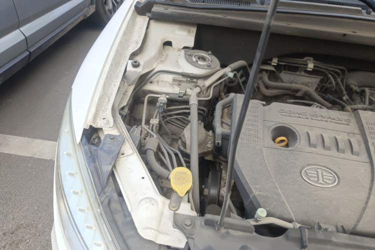 Used Bestune X80 2015 2.0L automatic luxury version Engine Bay Right