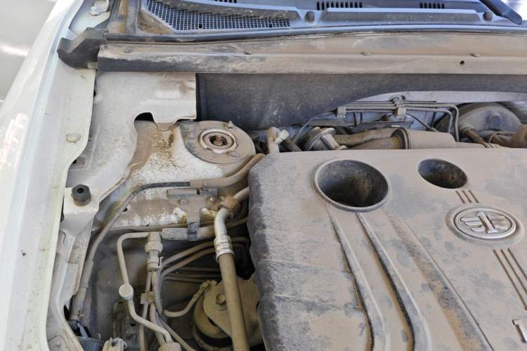 Used Bestune X80 2015 1.8T Automatic Luxury Model Engine Bay Right