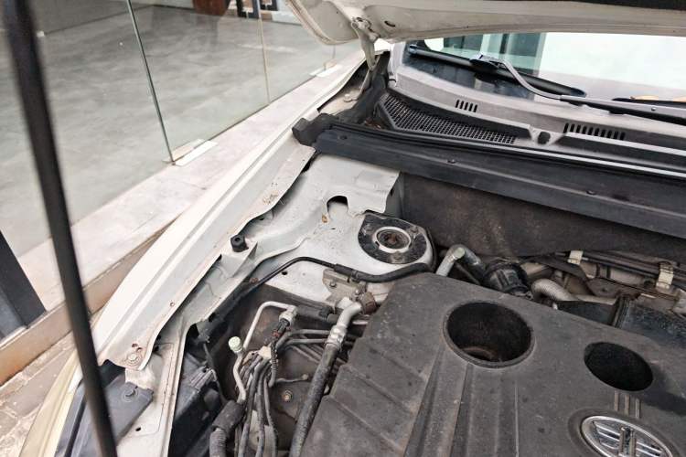 Used Bestune X80 2015 1.8T Automatic Luxury Model Engine Bay Right