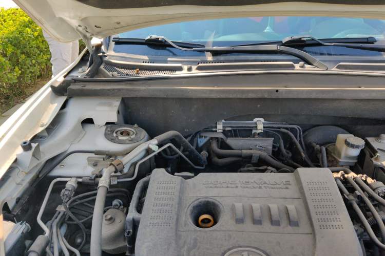 Used Bestune X80 2015 2.0L automatic luxury version Engine Bay Right